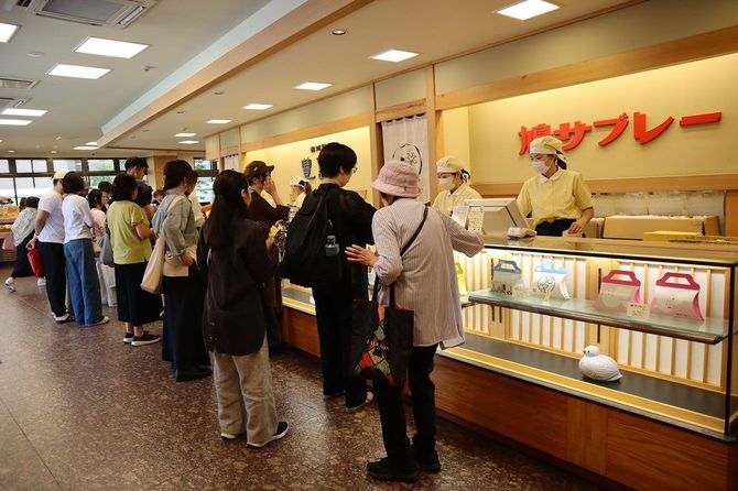 平日にもかかわらず、注文カウンターは常に盛況だった