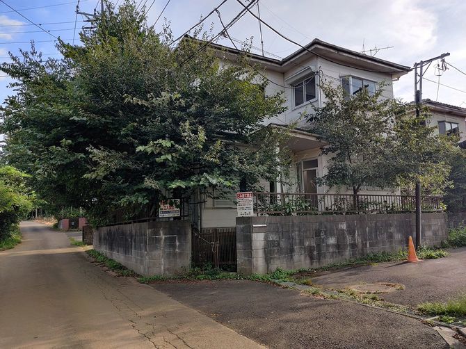 空き家となる事情は様々あろうが、根本的に持続性のある住宅ではなかったということだ。（千葉県八街市砂）