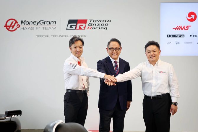 2024年10月11日、ハースF1チームとの業務提携を発表した記者会見で手を合わせる(左から)小松代表、豊田章男会長、TGRの高橋智也プレジデント