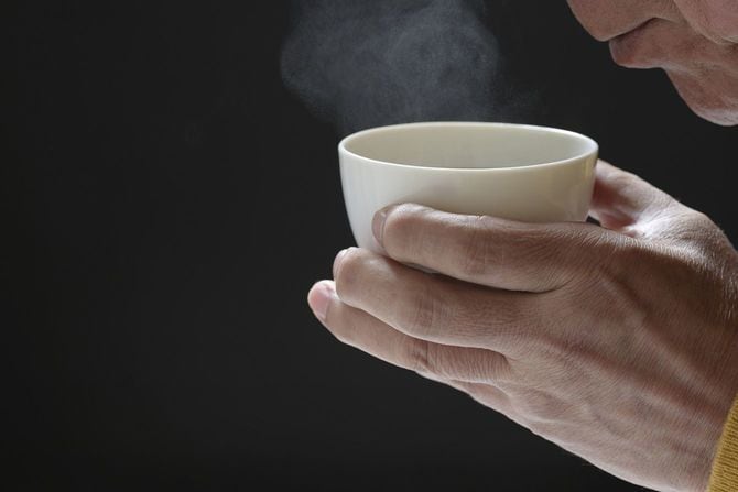 白湯を飲む高齢者