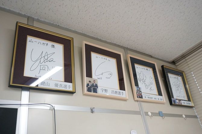 社内にはメダリストたちのサインが掲げられている