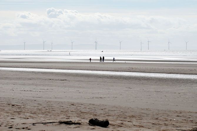 遠くに家族が歩いているビーチ