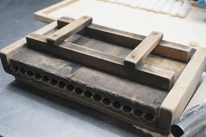 現在4代目の団子を形づくるための道具「球断器」