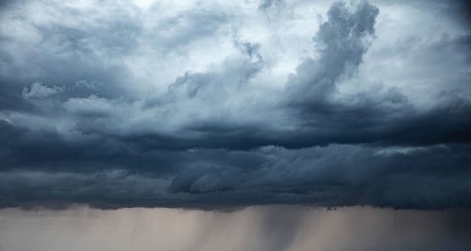 分厚い雨雲が雨を降らせている