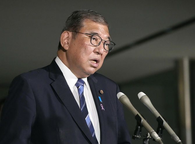 記者団の取材に応じる石破首相=2024年11月22日夜、首相官邸