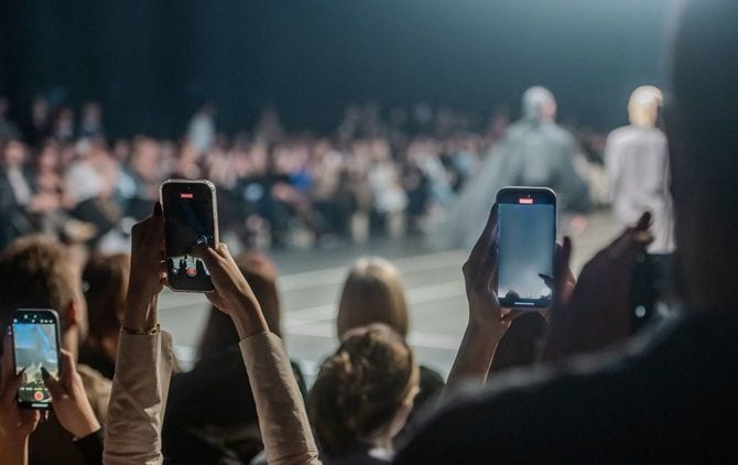 ランウェイをスマホで撮影する人々