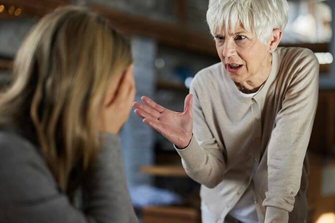 娘と口論する高齢の母