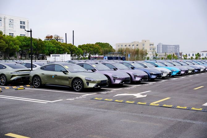 屋外の駐車場に並んだXiaomiの電気自動車