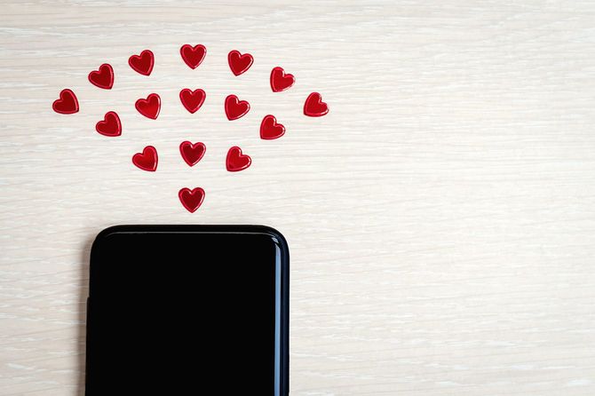 スマートフォンからハートが発信されている