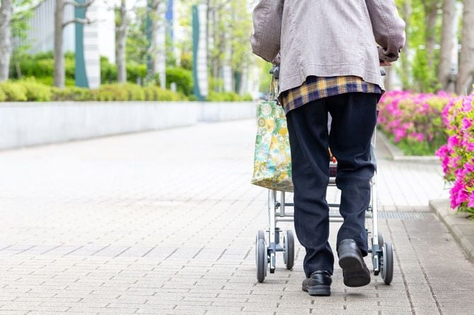 歩行補助器具を持つ高齢者