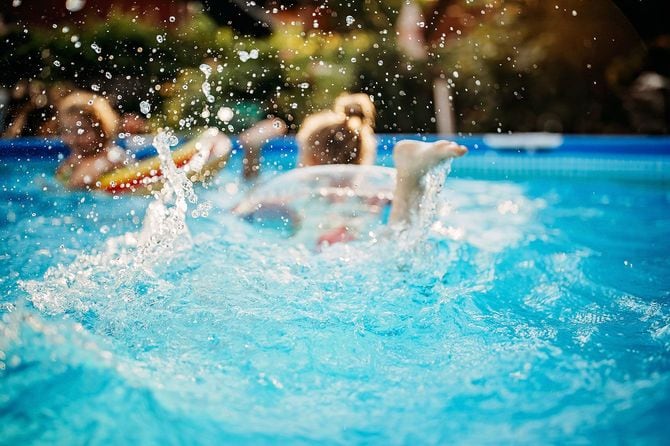 プールで遊ぶ子供