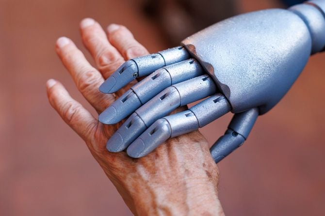老婆の手を握るロボットの手