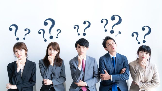 クエスチョンマークを浮かべる人々