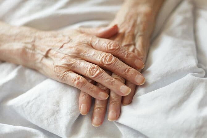 シニア女性の組んだ手元