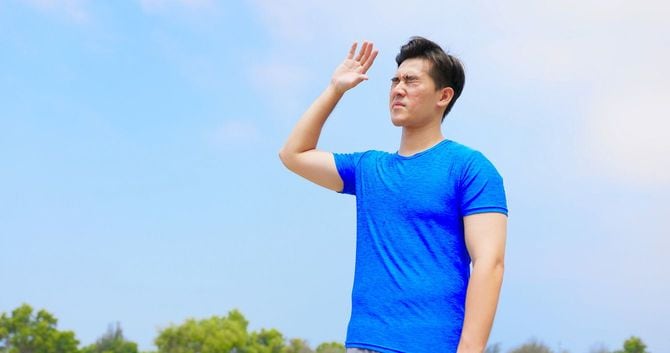 太陽がまぶしい男性
