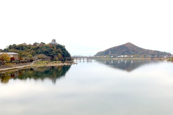 犬山城の天守がはっきり見える。右奥が伊木山城