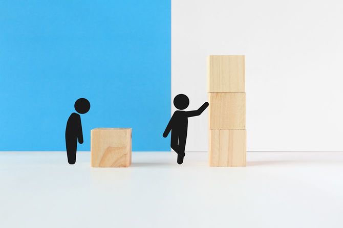 積み木が高い人と低い人のイメージ