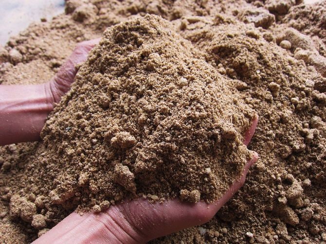 米ぬか、魚の粉、こんぶ、カニ殻を使った「ぼかし肥料」