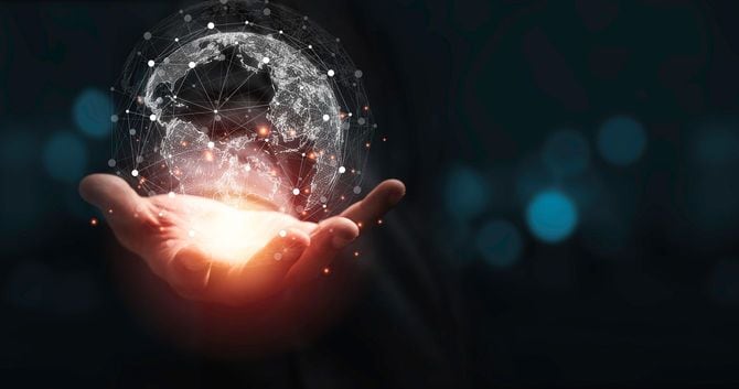 光り輝く地球儀を右手に載せている人の手元