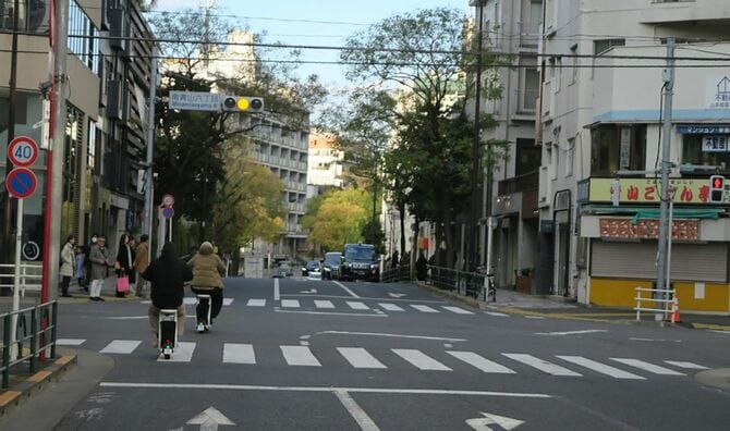 黄色信号に突っ込んでいく外国人2人組