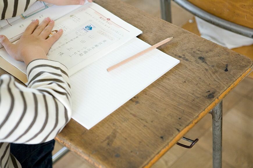 小学生が勉強している机の上