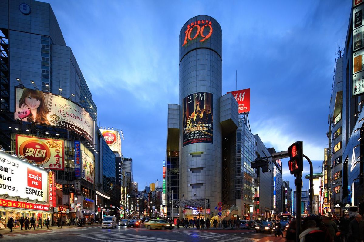 東京都・渋谷の渋谷109とスクランブル交差点