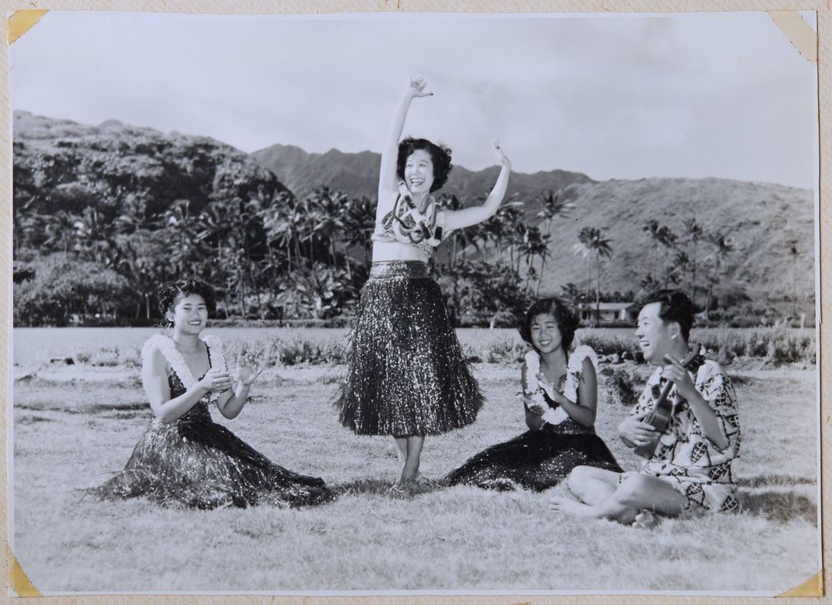 昭和25年にハワイ慰問公演を行った笠置シヅ子（中央）、服部良一（右)