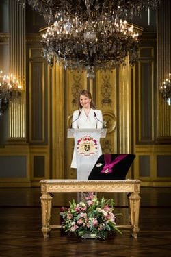 18歳の成人の式典でスピーチするエリザベート女王