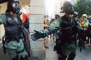 香港のデモ参加者は身バレ防止にマスクをつけるが、逮捕者が相次いでいるという。