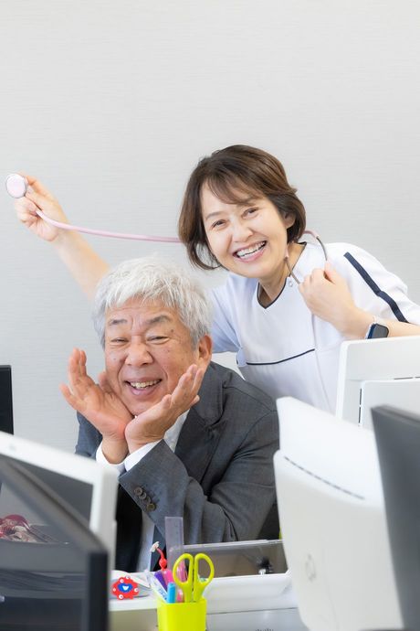 吉本興業前会長で実業家の大﨑洋さん(左)と千船病院 看護部長の太田圭子さん(右)