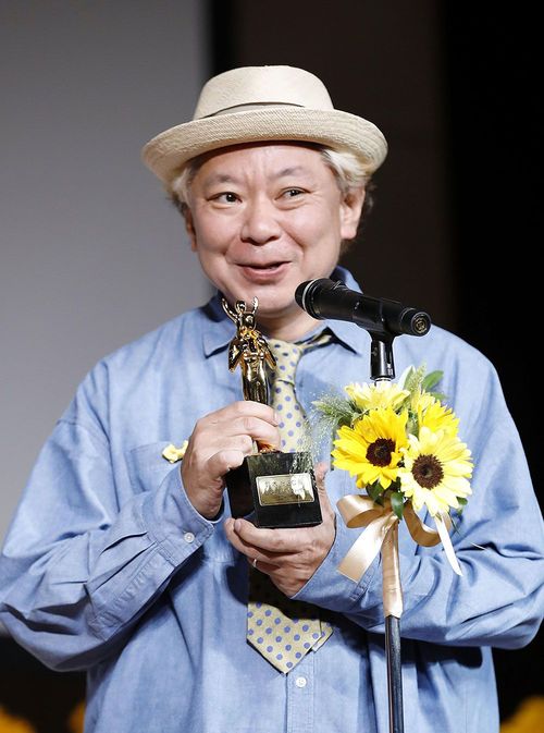 「ベストファーザー」に贈られるイエローリボン賞に選ばれ、喜びを語る鈴木おさむさん=2024年6月4日午後、東京都千代田区