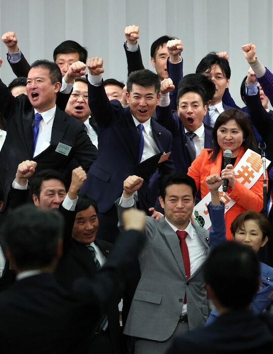 立憲民主党大会で気勢をあげる泉健太代表（中央）ら＝2024年2月4日午後、東京都港区