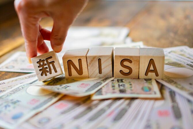 紙幣の上に置かれた「新NISA」の文字