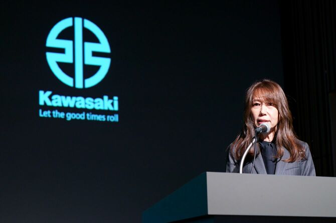 10月6日に行われたカワサキモータース事業説明会に登壇し、スピーチするKMJ新社長の桐野英子氏