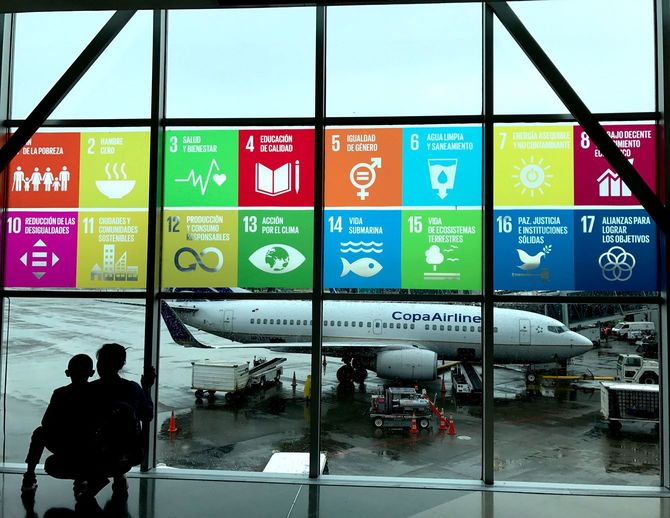トクメン国際空港の窓に貼られた17のグローバルゴール