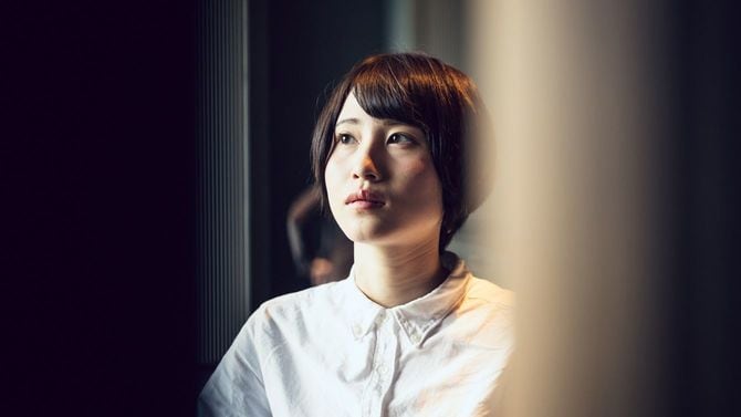 思考に没頭する若いビジネスウーマン