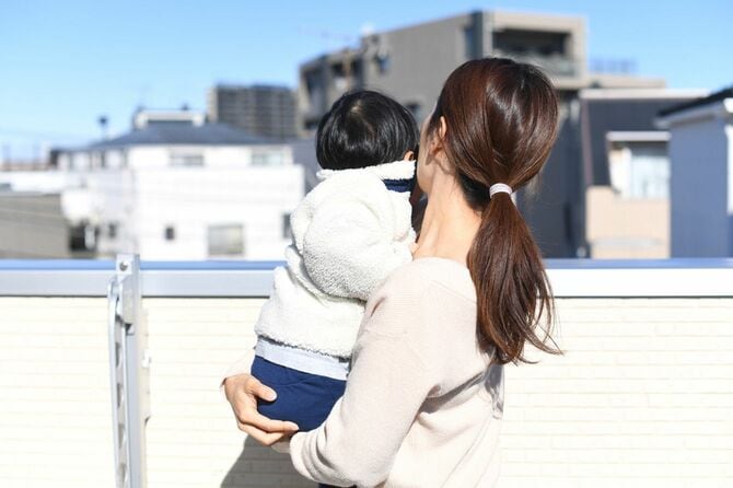 息子を抱きかかえる母親