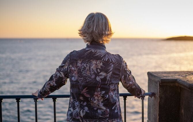 海の前でリラックスした年配の女性