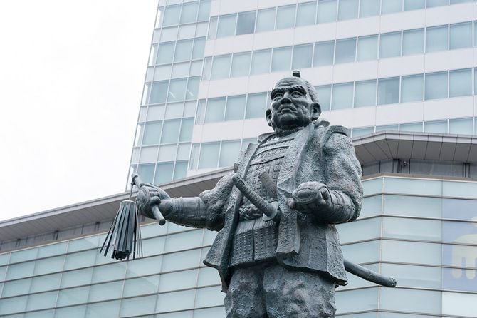 静岡駅前に立つ徳川家康像、2025年8月