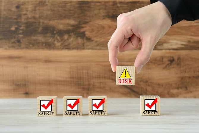 リスクのブロックを取り除く人の手元