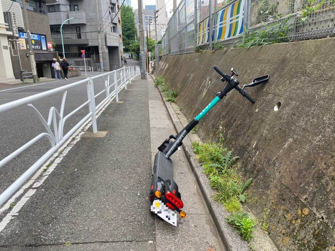 道端に立てかけられたキックボード