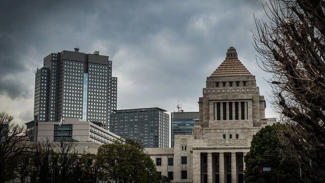 国会議事堂と曇り空