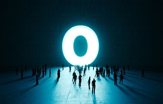 輝くナンバーゼロの前に待っている人間の群衆