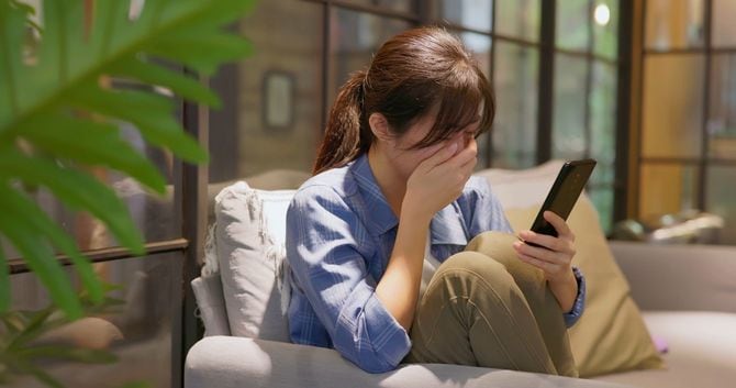 悲しくて落ち込んでいる女性