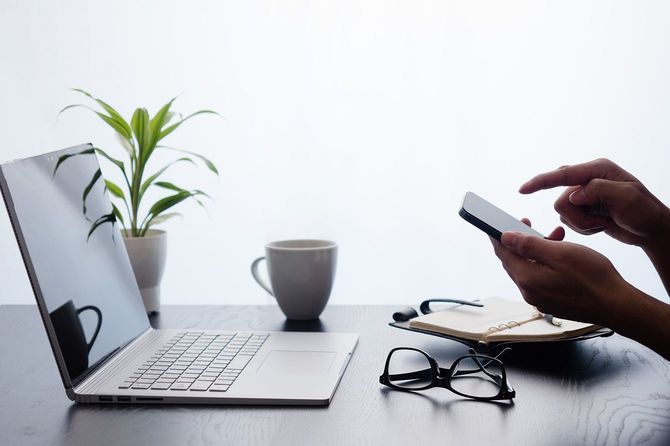 ノートパソコンとスマートフォン