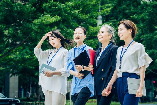様々な年齢のビジネスウーマンが歩く