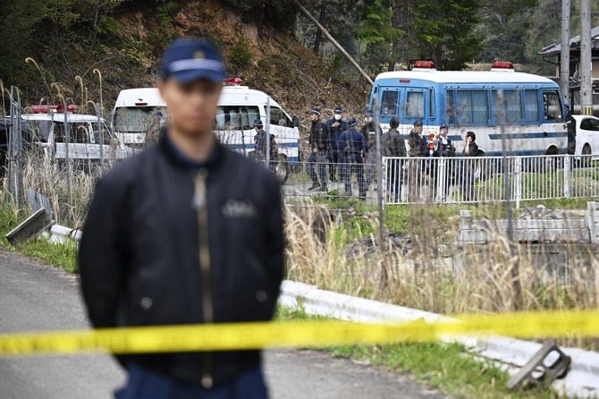 遺体発見現場付近に集まった京都府警の捜査員ら＝2026年4月14日午前9時12分、京都府南丹市