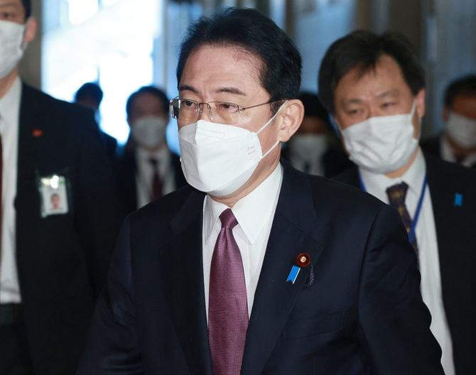 衆院予算委員会に向かう岸田文雄首相=2023年2月28日、国会内