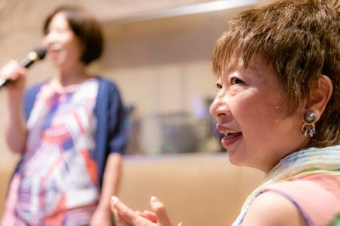 カラオケを楽しむシニア女性