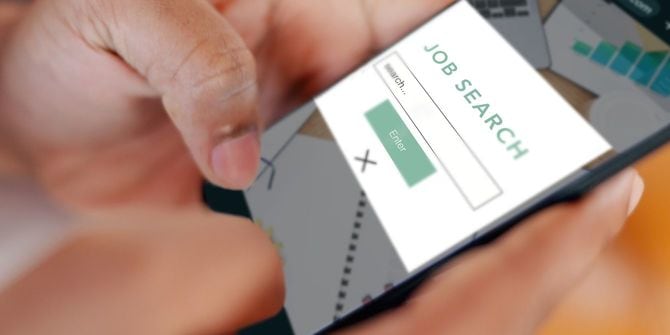 スマートフォンで仕事を探している男性の手元